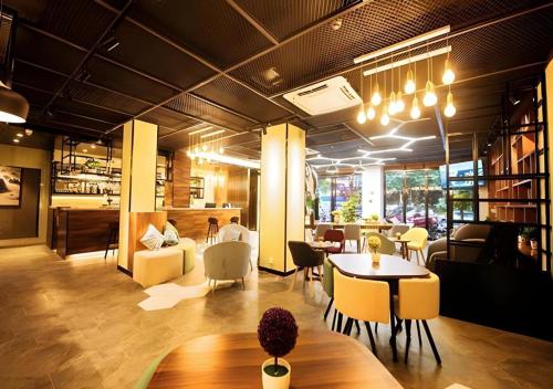 Un lugar para sentarse en Immersing Hotel Guilin Two Rivers and Four Lakes Dongxi Alley