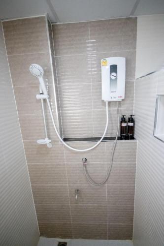 eine Dusche mit Duschkopf im Badezimmer in der Unterkunft Na Care Hotel in Chaiyaphum