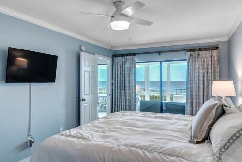 Una cama o camas en una habitación de Sunshine Manor - Oceanfront Retreat