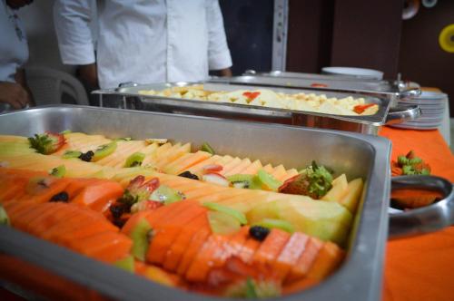 dos bandejas de comida en una mesa de buffet en Taybo Beach By St Hoteles, en Santa Marta