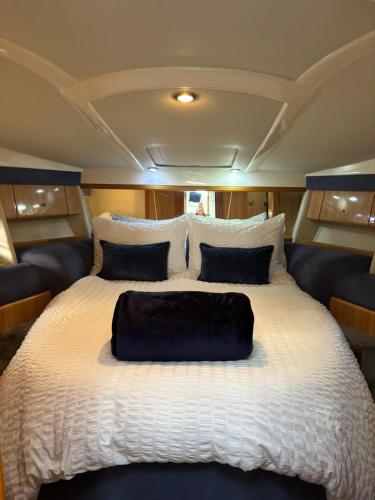 Voodi või voodid majutusasutuse ENTIRE LUXURY MOTOR YACHT 70sqm - Oyster Fund - 2 double bedrooms both en-suite - HEATING sleeps up to 4 people - moored on our Private Island - LEGOLAND WINDSOR THORPE PARK ASCOT RACES Heathrow WENTWORTH LONDON Lapland UK Royal Holloway toas