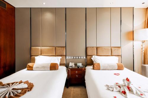 Ένα ή περισσότερα κρεβάτια σε δωμάτιο στο Anji Baihui Hotel