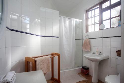 Koupelna v ubytování Lavender Garden Cottage