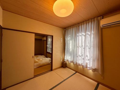 Ένα ή περισσότερα κρεβάτια σε δωμάτιο στο Ryokan Yufumomiji