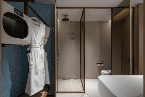 Ένα μπάνιο στο Elong Hotel Qingdao Golden Beach