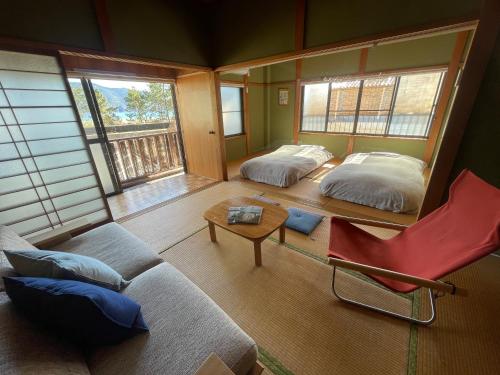 Una cama o camas en una habitación de ATASHIKADAYS Kumano-Kodo Beachfront B&B Hostel
