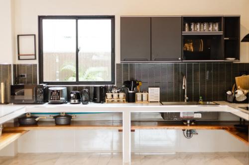 Η κουζίνα ή μικρή κουζίνα στο La Villa Pool Krabi