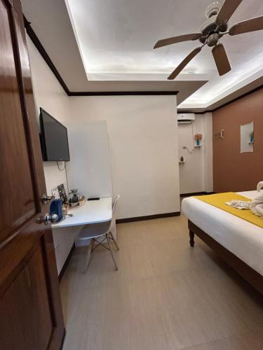 Una televisión o centro de entretenimiento en Morocco Hotel El Nido