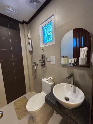 łazienka z toaletą, umywalką i prysznicem w obiekcie Morocco Hotel El Nido w mieście El Nido