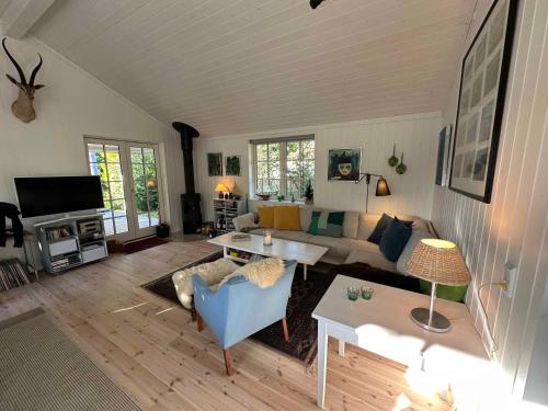 una sala de estar con un sofá y una mesa en Perfect Base Near Beach And Shops, en Bøtø By