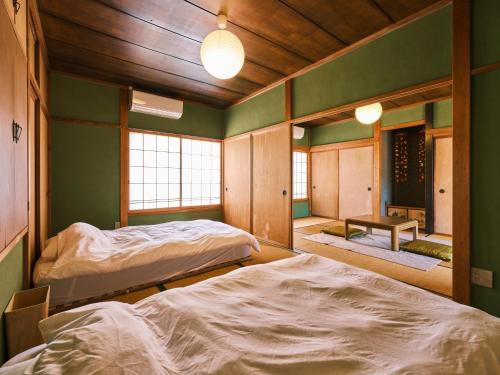 Ένα ή περισσότερα κρεβάτια σε δωμάτιο στο 湊庵錆御納戸-so-an sabionand-