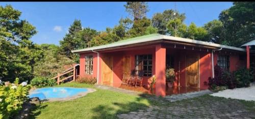 Bazén v ubytování Hospedaje Bosque del Río nebo v jeho okolí