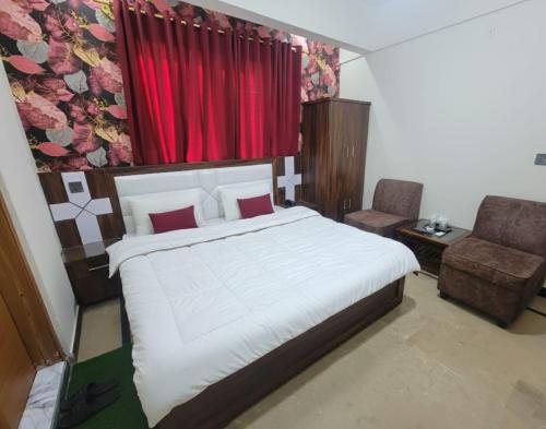 En eller flere senge i et værelse på Karachi Motel Guest House - Near Aiport