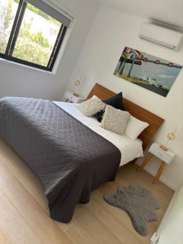 a bedroom with a large bed and a window at Adorable 1 bedroom private apartment in Bright