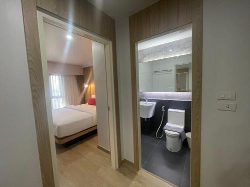 Ένα μπάνιο στο Baan Bangkok 97 Hotel