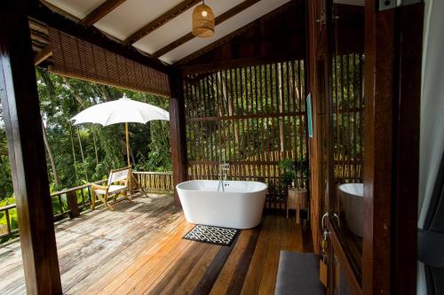 Κήπος έξω από το Baan Lhongviewlay Retreat บ้านหลงวิวเล รีทรีท