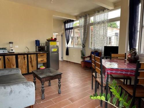 Casa Salo B2 في San Martín Zapotitlán: غرفة معيشة مع طاولة ومطبخ مع طاولة بلياردو