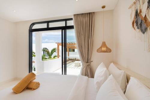 Ένα ή περισσότερα κρεβάτια σε δωμάτιο στο Stylish 3BR Villa - Walk to Pererenan Beach