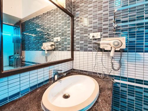 钦奈Royal Holiday Homes 4BHK premium Luxury Beach Villa, Uthandi的浴室里有洗手池和镜子