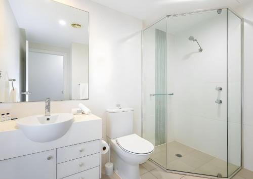 een badkamer met een toilet, een wastafel en een douche bij Oaks Port Stephens Pacific Blue Resort - Sea Salt Studio in Salamander Bay