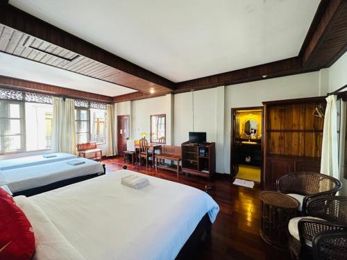 Postel nebo postele na pokoji v ubytování Villa Phounsab Tourist Street