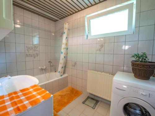 Koupelna v ubytování Holiday home in Ebensee with swimming pool