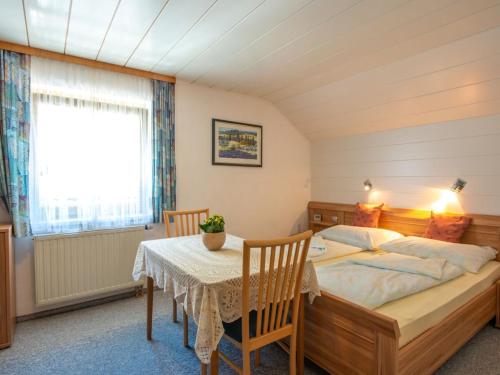 Postel nebo postele na pokoji v ubytování Holiday home in Ebensee with swimming pool