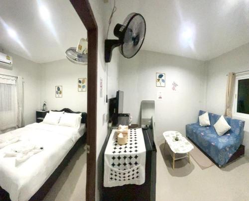 Uma cama ou camas num quarto em Yada House s&h