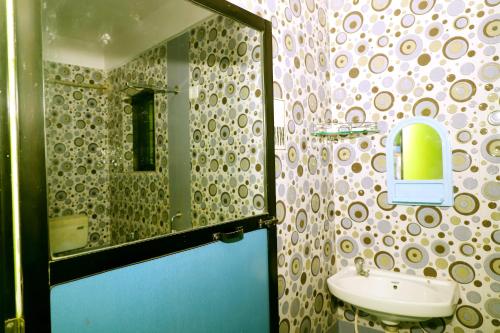 un bagno con lavandino e specchio di The Valley Arambol ad Arambol