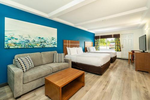 Postel nebo postele na pokoji v ubytování Quality Inn & Suites