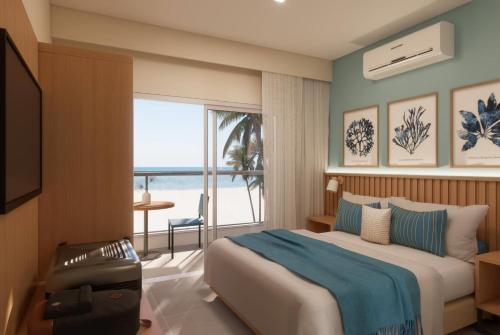 ein Schlafzimmer mit großem Bett und Blick auf das Meer in der Unterkunft Wyndham Natal Pitangui Praia in Extremóz