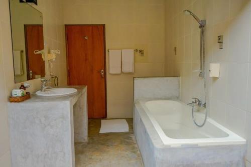 Koupelna v ubytování Muthumuni Ayurveda Beach Resort