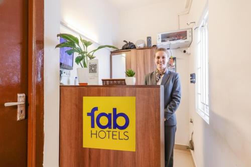 un hombre está parado detrás de un podio en Fabhotel Tristar Residency - Nr Tambaram Railway Station, en Chennai