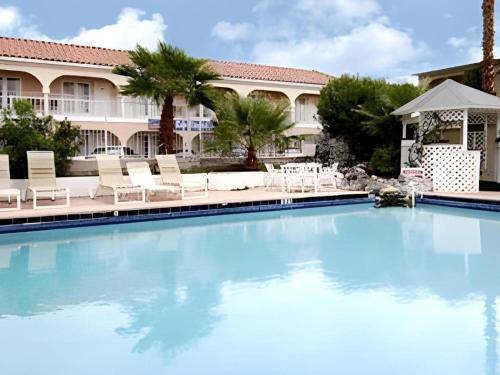 a large swimming pool in front of a hotel at Shalimar Hostel in Las Vegas