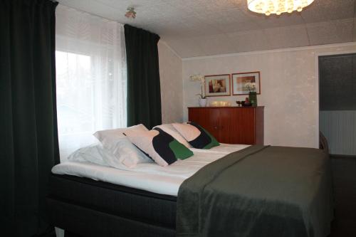 Un dormitorio con una cama grande con ventana. en Villa Rimppari 3mh 8hlö, en Oulu