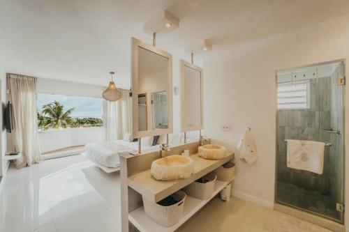 Phòng tắm tại Villa MAEVA is your perfect beachfront escape