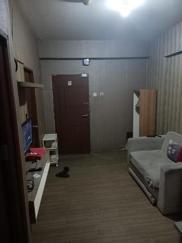a room with a bedroom with a bed and a door at Aparta Homestay in Pekayon Satu