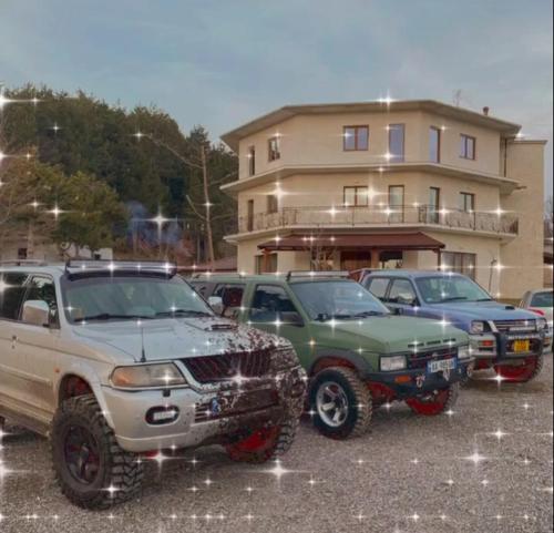 RazëmにあるRazem Lendina e Qeteの駐車場に停車した車の集団