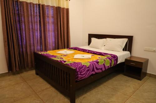 Voodi või voodid majutusasutuse Munnar 4 bedroom Rijo villa toas