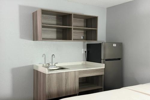 印第安纳波利斯南印第安纳波利斯贝蒙特旅馆套房酒店的一个小厨房，里面有水槽和冰箱