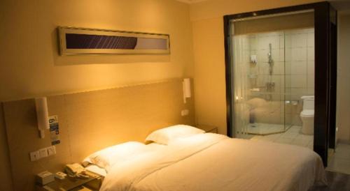 Ένα ή περισσότερα κρεβάτια σε δωμάτιο στο City Comfort Inn Guilin Qixing Park Dongxi Alley