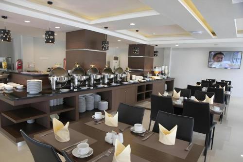 Příslušenství pro přípravu čaje a kávy v ubytování Amantis Hotel