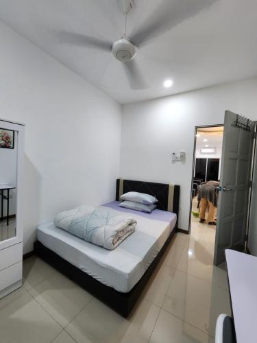Warisan Iman Inn في كلانغ: غرفة نوم بيضاء مع سرير ومرآة