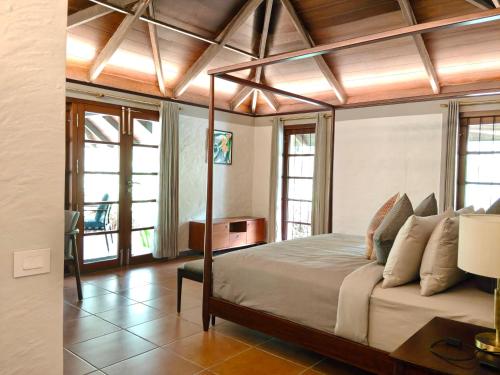 ChillithoduAelam Acres的卧室里有一张带木质天花板的床