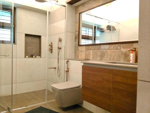 ChillithoduAelam Acres的浴室里有马桶、淋浴和洗手池。