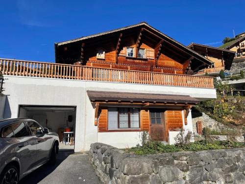 HabkernにあるChalet Kuckuk including Studioの前に車が駐車されている家