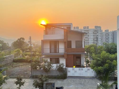 un edificio con un lampione di fronte di BachavatS Villa Family Guest House a Kharakvasla