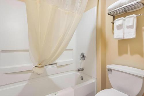 Koupelna v ubytování Quality Inn & Suites Lincoln North