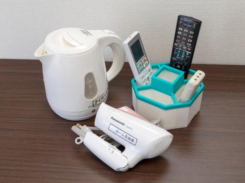 a table with a blender and a remote control at ドリームビレッジエンシン in Kitakami