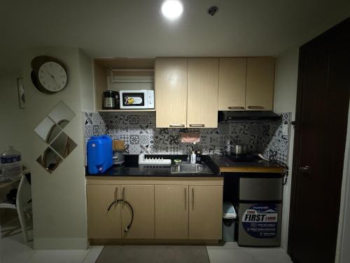 eine kleine Küche mit Spüle und Herd in der Unterkunft Rent & Roam in Baguio City